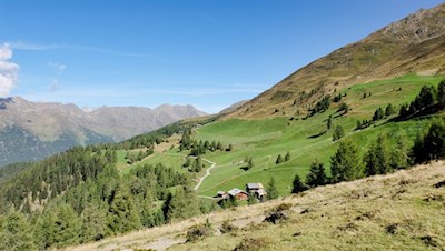 Der Gsieser Almweg 2.000 schlängelt sich durch eine idyllische Landschaft