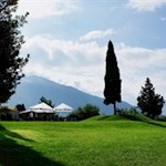 Vor der Burg lädt ein Imbissstand zum Verweilen ein