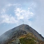 Den Südgipfel des Hohen Diebs schmückt ein hohes Gipfelkreuz