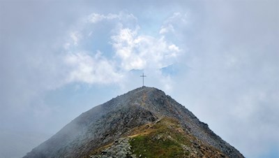 Den Südgipfel des Hohen Diebs schmückt ein hohes Gipfelkreuz