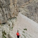 Am Fuße des Averau führt der Weg zur Averau Hütte