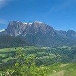 Unterwegs öffnen sich schöne Ausblicke auf den gegenüberliegenden Schlern