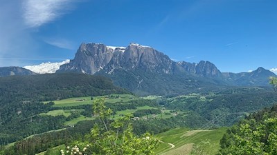 Unterwegs öffnen sich schöne Ausblicke auf den gegenüberliegenden Schlern