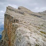 Auf dem schwindelerregenden Gipfelgrat des Heiligkreuzkofels