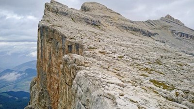 Auf dem schwindelerregenden Gipfelgrat des Heiligkreuzkofels