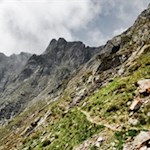 Auf schmalen, abschüssigen Pfaden in Richtung Eidechsspitze 