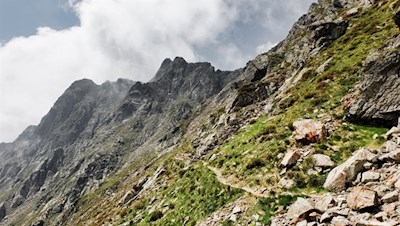 Auf schmalen, abschüssigen Pfaden in Richtung Eidechsspitze 