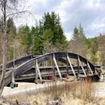 Eine Brücke führt über die Gader