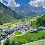 Das Bergsteigerdorf Campill wird von Wiesen und Bergen umrahmt