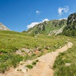 Der erste Anstieg zur Edelrauthütte führt durch sattgrüne Bergwiesen