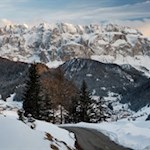 Im Hintergrund erhebt sich der wuchtige Sella