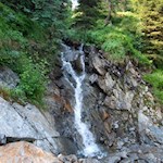 Neben uns ergießt sich ein kleiner Bachlauf