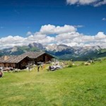 Edelweißhütte vor der Kulisse der Dolomiten