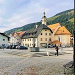 Die Wanderung auf dem Lanerweg beginnt auf dem Dorfplatz in Niederdorf
