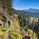 Mit Blick auf ihren Bergfried zur Ruine Straßberg