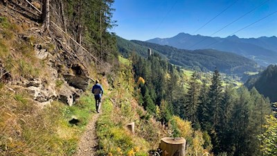 Mit Blick auf ihren Bergfried zur Ruine Straßberg