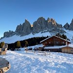 Im Winter präsentiert sich die Geisleralm in einer bezaubernden Schneelandschaft