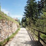 Unterwegs kommt man an einem einsamen Haus vorbei