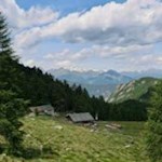 Eingebettet in eine idyllische Landschaft: die Zirmaitalm