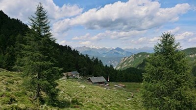 Eingebettet in eine idyllische Landschaft: die Zirmaitalm
