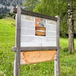 Am Ratschinger Talweg erzählen Tafeln Erheiterndes aus dem Leben des Pfeifer Huisele