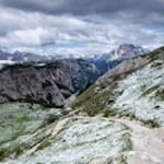 Unterwegs öffnen sich malerische Ausblicke auf die umliegenden Dolomiten