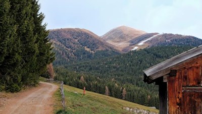 Sanft schlängelt sich der Rundweg Meransen durch die idyllische Landschaft