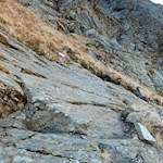 Der Weg führt über scharfe Kanten und ausgesetzte Grate