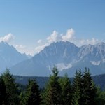 Blick auf die spitz zulaufende Dreischusterspitze und den zackenreichen Haunold