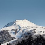 Auf der gegenüberliegenden Seite erhebt sich der Helm