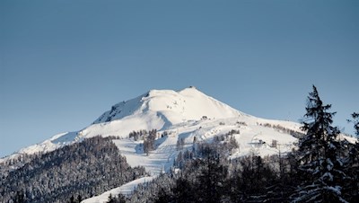 Auf der gegenüberliegenden Seite erhebt sich der Helm