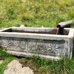 Ein alter Brunnen ziert die Wiesen unterhalb der Weizgruberalm