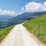 Zunächst folgt die Wanderung einem Sträßchen