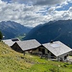 Grente Alm vor malerischer Kulisse