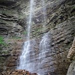 In stäubenden Sprüngen stürzen Wasserfälle von den Felsen