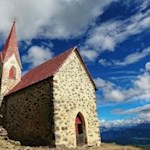 Im Sommer birgt die Wallfahrtskirche Latzfonser Kreuz den Schwarzen Herrgott, das Holzkreuz der Latzfonser Dorfkirche