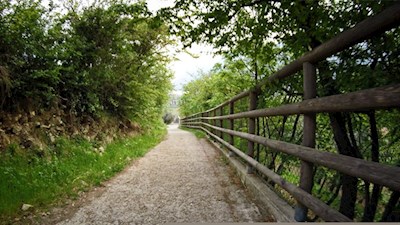 Auf betoniertem Wege zur Ortschaft San Alessandro hinab