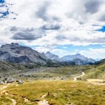 Im Hintergrund ragt die markante Hohe Gaisl auf