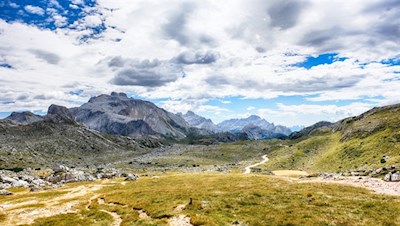 Im Hintergrund ragt die markante Hohe Gaisl auf