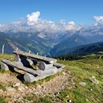 Auf-dem-Campill-lädt-ein-Tisch-zum-Verweilen-und-Genießen-ein