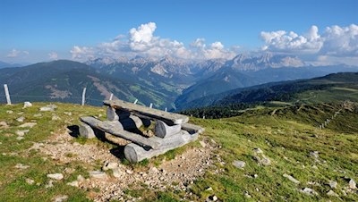 Auf dem Campill lädt ein Tisch zum Verweilen und Genießen ein