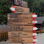 Vom Dorfzentrum folgt man dem Weg Nr. 20 in Richtung Seurasas