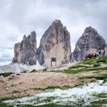 Abituati al trambusto ai loro piedi: le possenti Tre Cime di Lavaredo