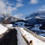 Der Sunnseitnweg folgt teils asphaltierten Sträßchen