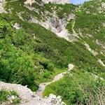 Über latschenbewachsene Dolomitenhänge zur Bertihütte