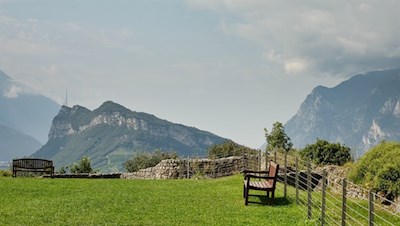 Einladende Wiesen unterhalb der Burgruinen