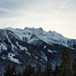 Rodeln vor der beeindruckenden Kulisse der verschneiten Dolomiten