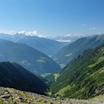 Sulla via di ritorno dal rifugio Sasso Nero la valle Aurina è sempre in vista