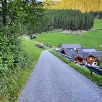 Zuletzt führt ein Sträßchen nach Steinhaus zurück