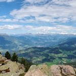 Gipfelblick auf das tiefer liegende Brixen und das Eisacktal